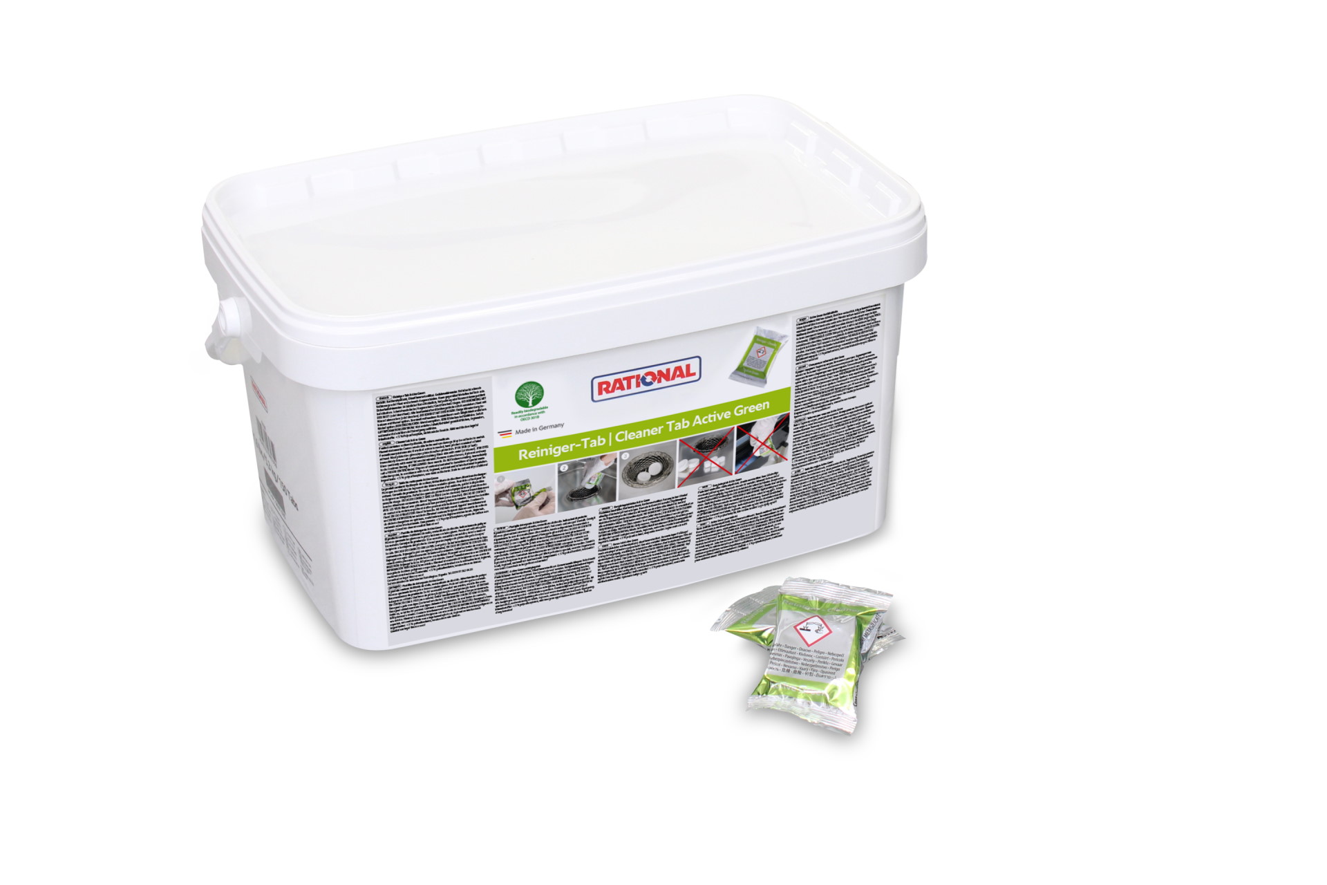 Белое ведро моющих таблеток Rational, этикетка «Reiniger-Tab | Cleaner Tab Active Green» с зелёной плашкой, логотип RATIONAL, отметка Made in Germany; рядом два саше в зелёной фольге с пиктограммой едкого вещества