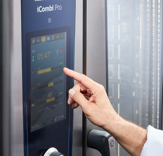 Палец на сенсорном экране iCombi Pro