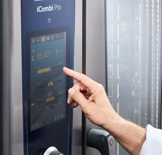 Палец на сенсорном экране iCombi Pro